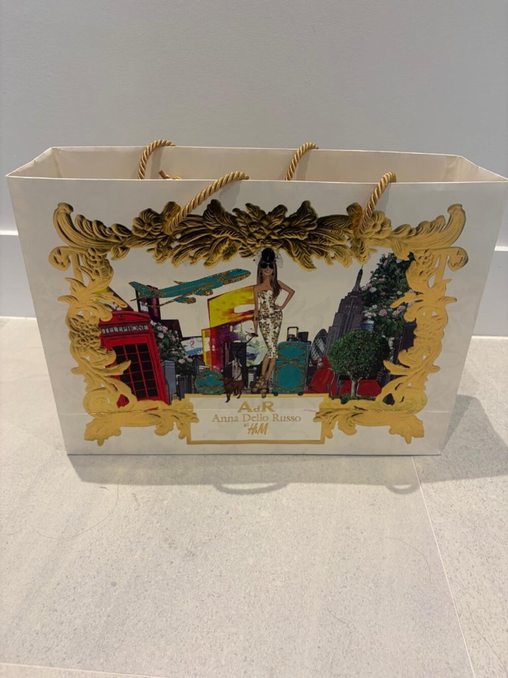Anna dello Russo at H&M paper bag